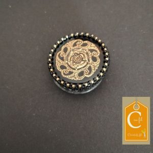 Broche aimantée bouton noire avec rosace dorée