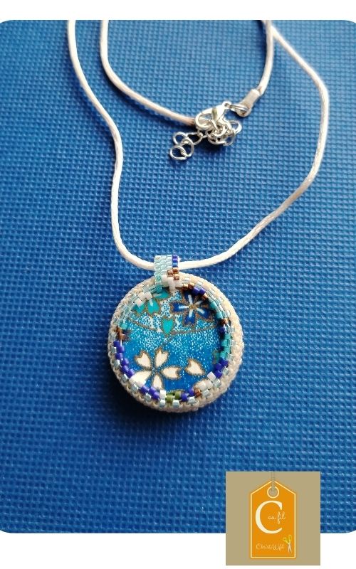 Médaillon bouton brodé crème et argent et papier japonais à l'arrière