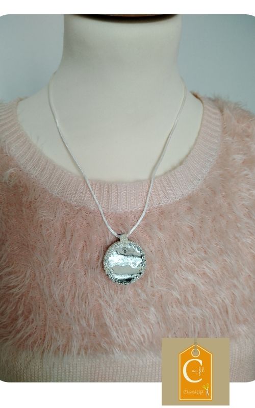 Médaillon bouton brodé crème et argent