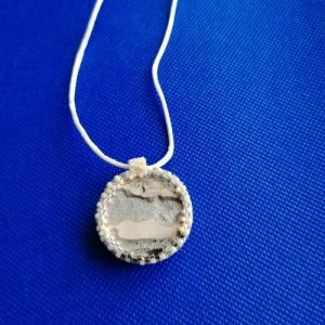 Médaillon bouton brodé crème et argent