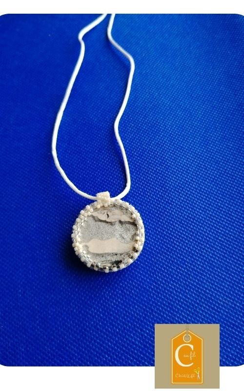 Médaillon bouton brodé crème et argent