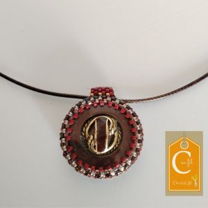 Pendentif bouton bordeaux avec insertion dorée