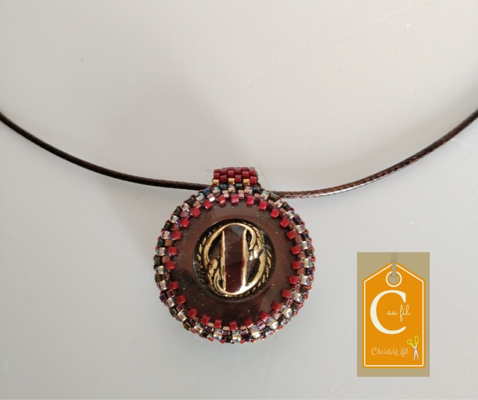 Pendentif bouton bordeaux avec insertion dorée