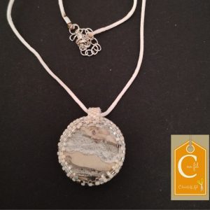 Pendentif bouton blanc crème aspect minéral