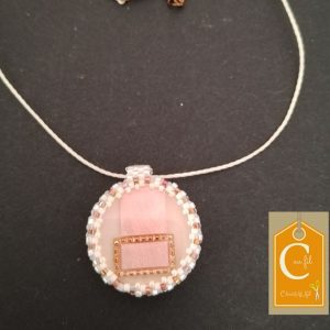 Pendentif bouton blanc avec insertion rose