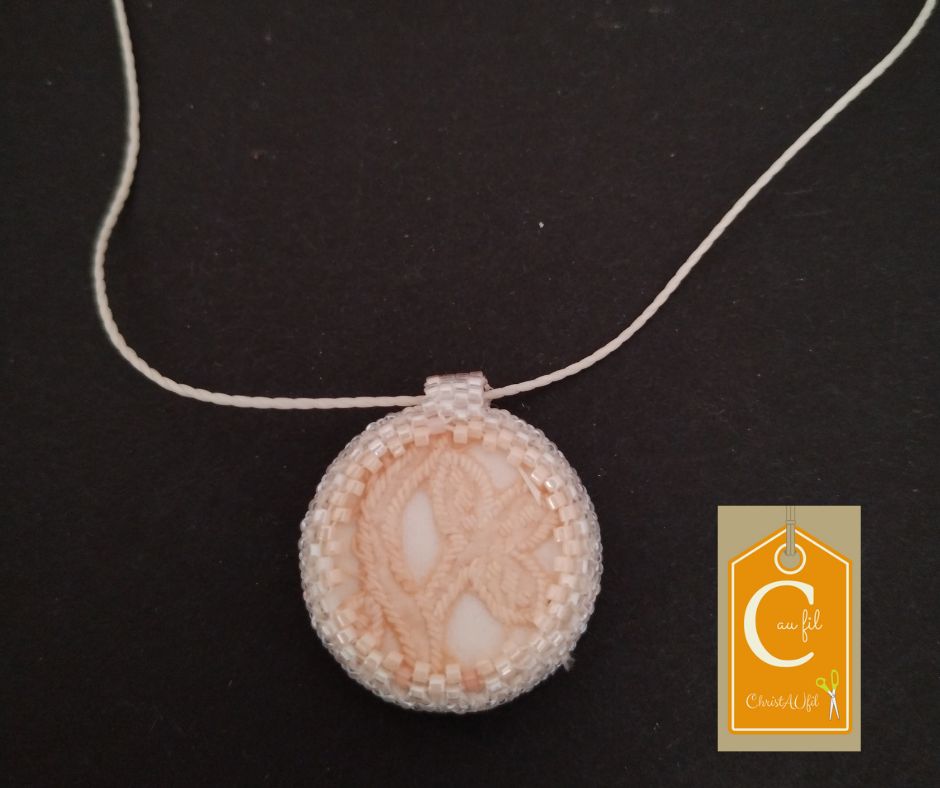 Pendentif bouton blanc avec insertion rose – Image 2