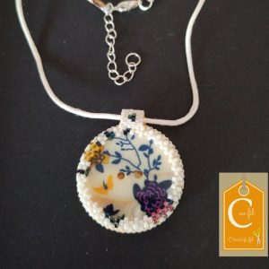Pendentif bouton blanc nacré fleuri