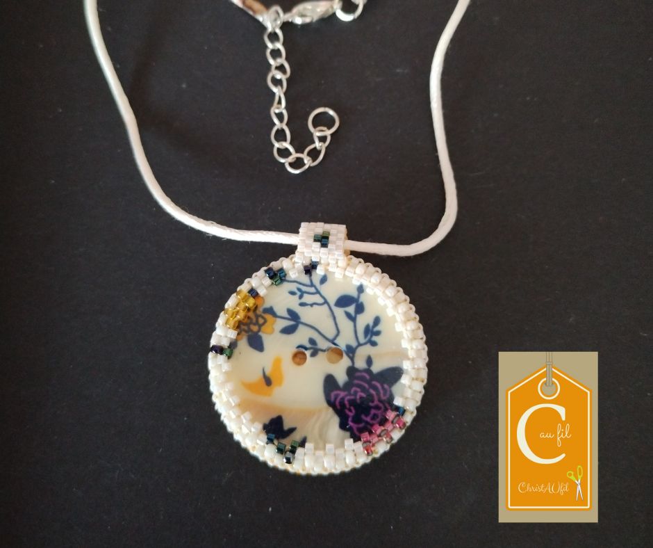 Pendentif bouton blanc nacré fleuri