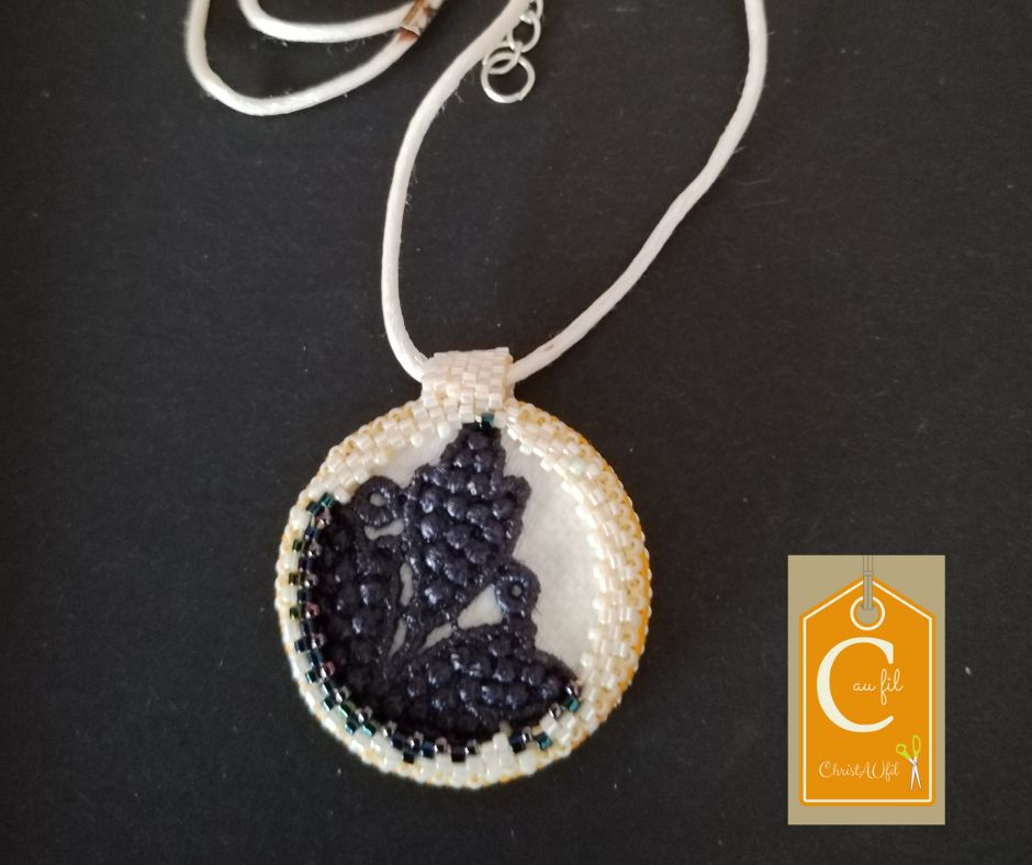 Pendentif bouton blanc nacré fleuri – Image 2