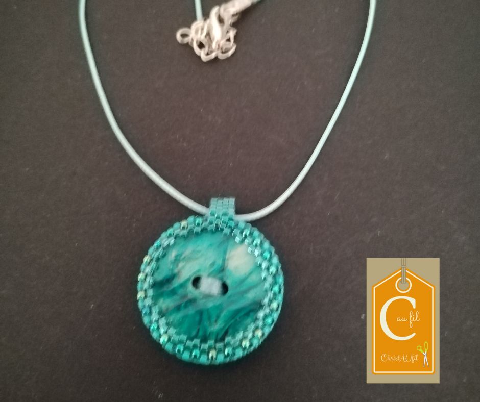 Pendentif bouton bleu vert 2 trous
