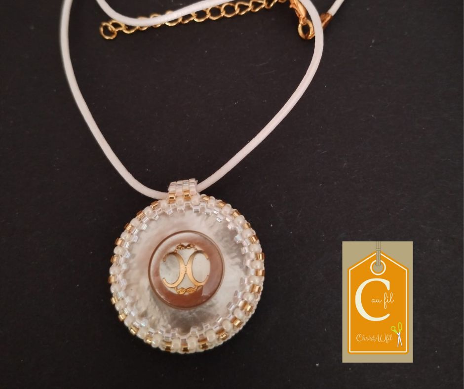 Pendentif bouton couture blanc double "C"