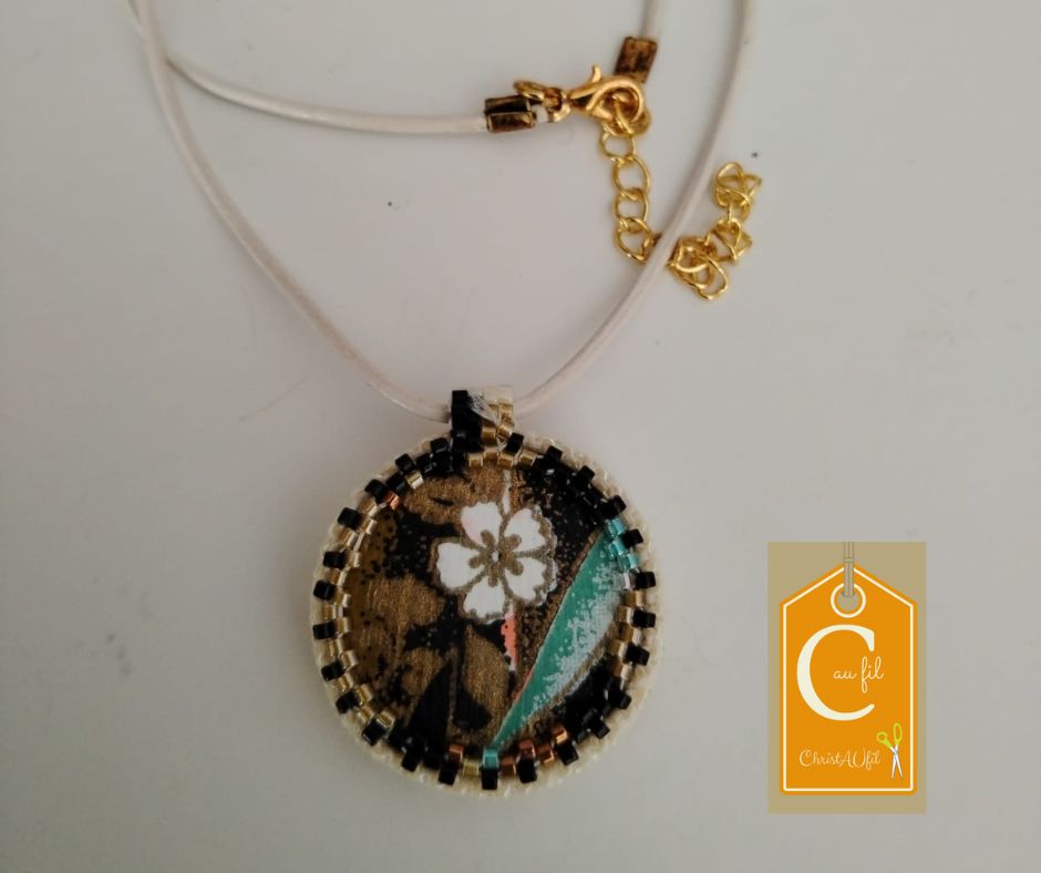 Pendentif bouton couture blanc double "C" – Image 2