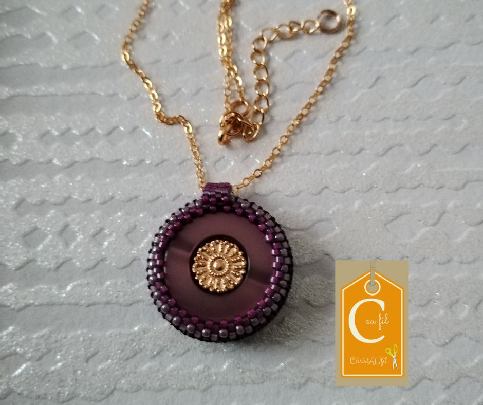 Pendentif bouton couture mauve centre doré