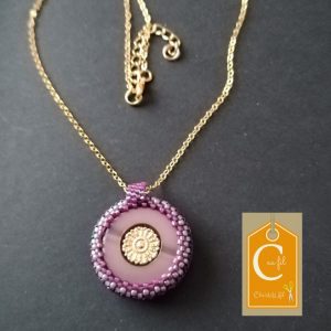 Pendentif bouton couture mauve centre doré