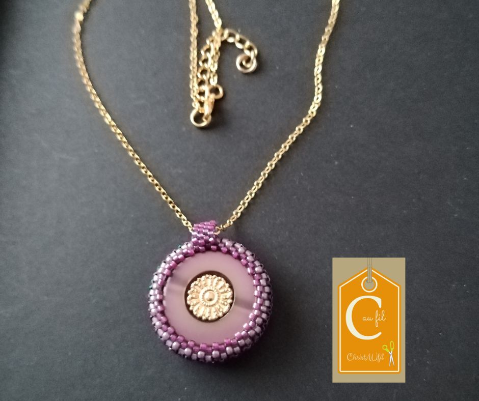Pendentif bouton couture mauve centre doré