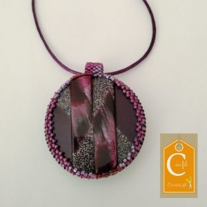 Pendentif mauve à paillettes
