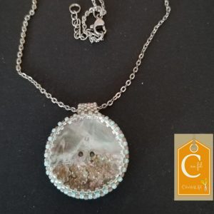 Pendentif bouton en nacre bleutée