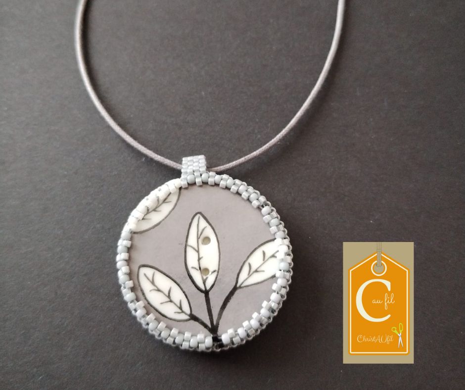 Pendentif bouton porcelaine gris "Sitelle ma Belle"