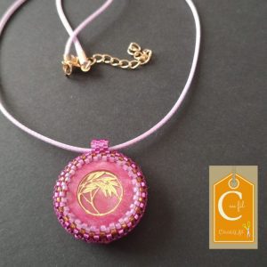 Pendentif bouton rose fuchsia et son arbre doré