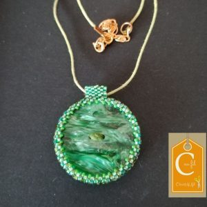 Pendentif bouton vert irisé 2 trous