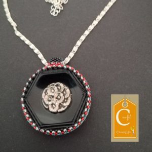 Pendentif bouton noir intérieur petit bouton argenté