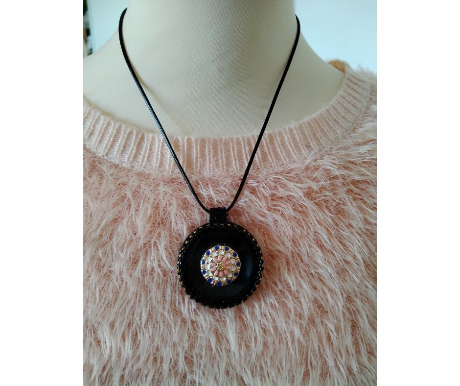 Pendentif noir "Mandala d'Ebène" – Image 4
