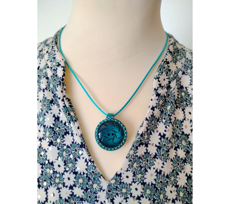 Pendentif bleu canard "l'Œil du Cyclone" – Image 3