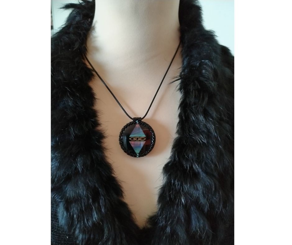 Pendentif noir et bleu "L'oeil du Cosmos" – Image 3