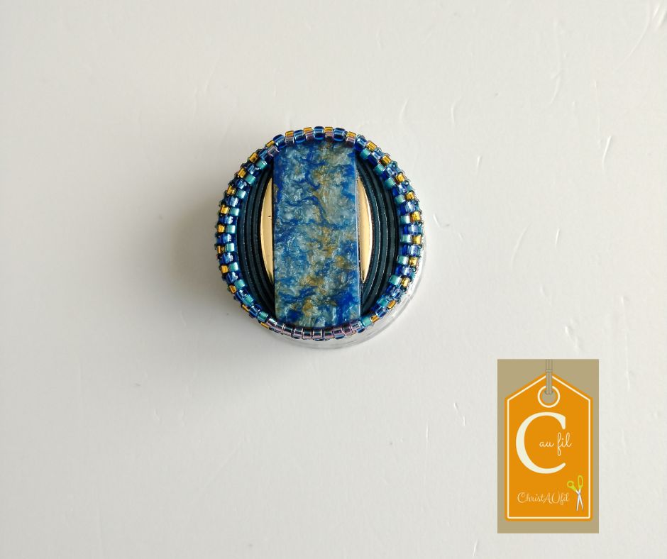 Broche aimantée bouton bleu