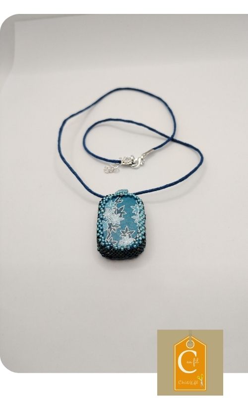 Pendentif avec bouton rectangulaire bleu nuit profond à l'arrière papier japonais fleuri