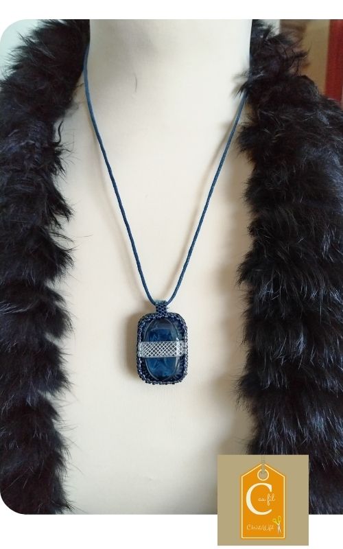 Pendentif avec bouton rectangulaire bleu nuit profond traversé d'une bande centrale façon cristal