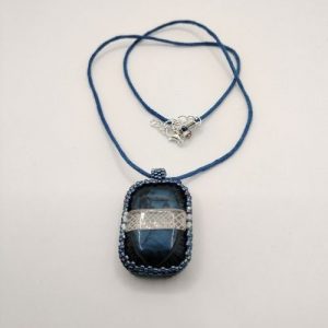 Pendentif avec bouton rectangulaire bleu nuit profond traversé d'une bande centrale façon cristal