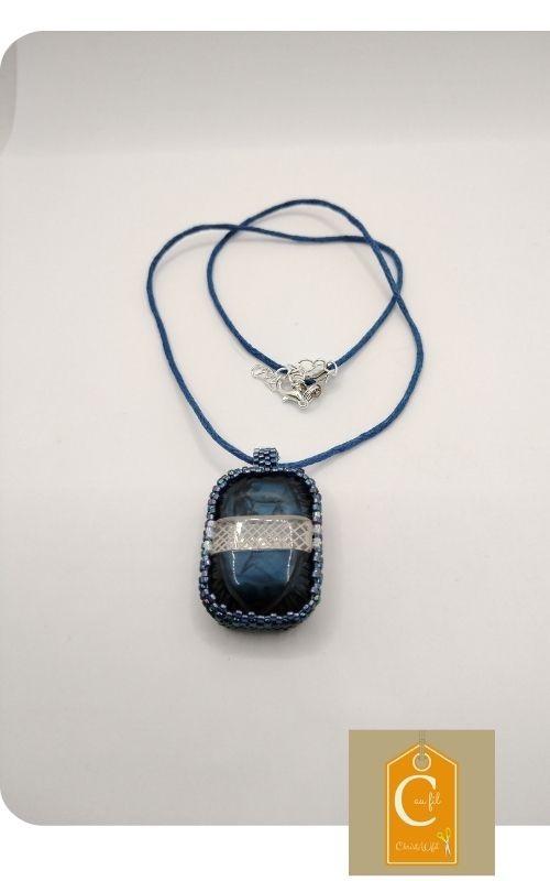 Pendentif avec bouton rectangulaire bleu nuit profond traversé d'une bande centrale façon cristal