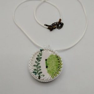 Pendentif bouton porcelaine fougère sur fond blanc