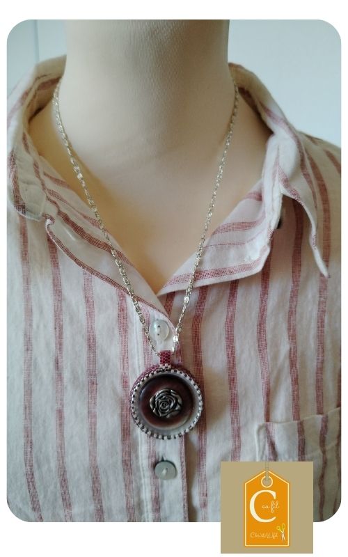 Rose sur pendentif en nacre