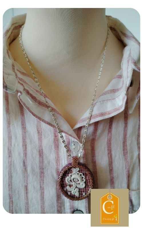 raffinement de la dentelle sur le pendentif rose d'Antan