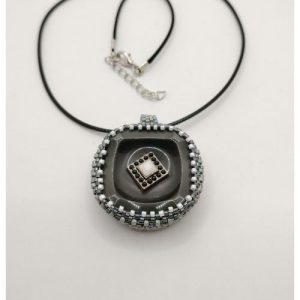 Bouton anthracite avec un petit bouton serti de perles japonaises