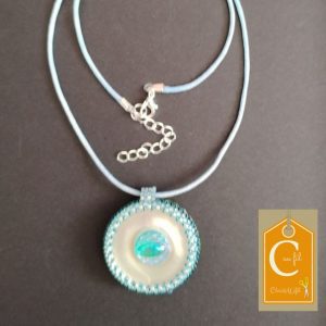 Bouton nacre blanche centre bleu turquoise