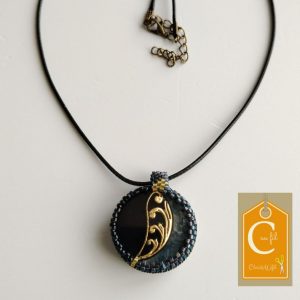 Pendentif noir et bleu