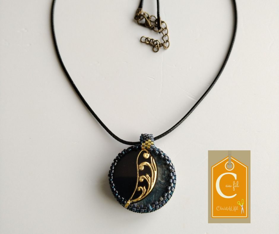 Pendentif noir et bleu