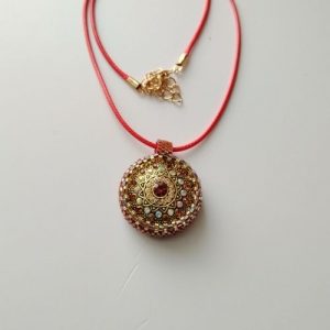 Un bijou, deux vies