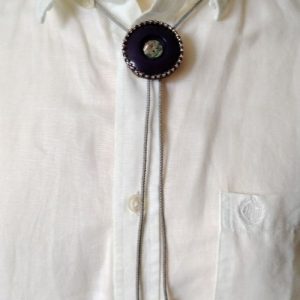 Cravate américaine violet profond et coeur en nacre irisée