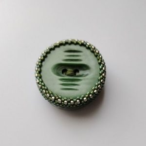 Broche comme une invitation à la légèreté