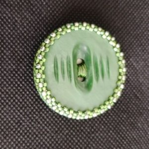 Broche comme une invitation à la légèreté