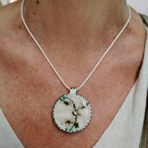 Une oeuvre portée autant qu'un bijou. Un médaillon pour vous distinguer avec élégance et originalité