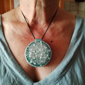 Une médaillon XXL pour vous distinguer avec élégance et originalité