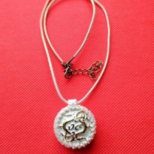 Un bijou à double visage pour naviguer entre deux inspirations
