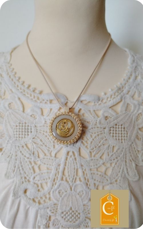 Médaillon artisanal à la fois chic et graphique face A et chaleureux et automnal face B