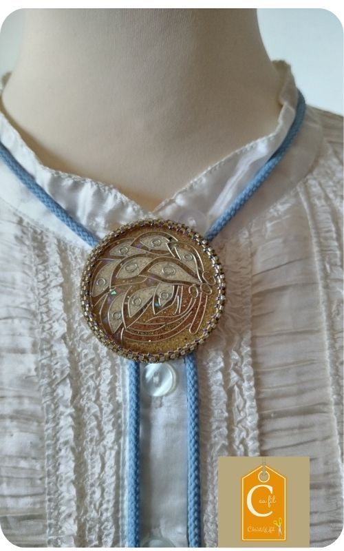 Une cravate qui se porte comme un bijou et se raconte comme un talisman