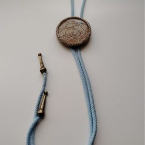 Une cravate qui se porte comme un bijou et se raconte comme un talisman